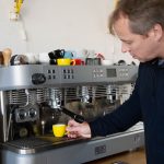 Barista emprendedor preparando un espresso en cafetería de especialidad