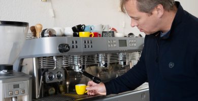 Barista emprendedor preparando un espresso en cafetería de especialidad