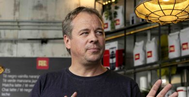 barista emprendedor explicando cómo vivir del café con un negocio rentable y sensible