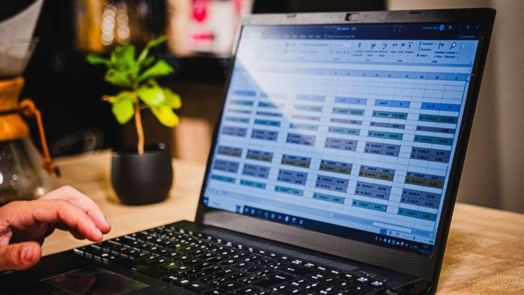 Dueño de cafetería Sebastian Grao, revisando cómo hacer su negocio más rentable