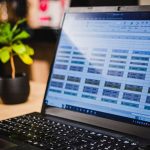 Dueño de cafetería Sebastian Grao, revisando cómo hacer su negocio más rentable