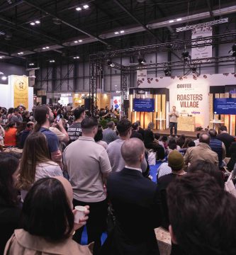 Kim Ossenblok impartiendo una conferencia sobre cata y sensibilidad sensorial en Coffee Fest Madrid 2025