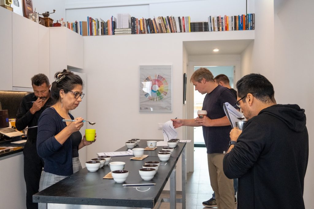 barista emprendedor realizando una calibración de cata de café sensible