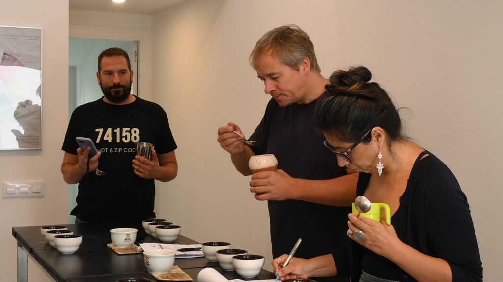 cata de café durante calibración sensorial para desarrollar criterio en café de especialidad