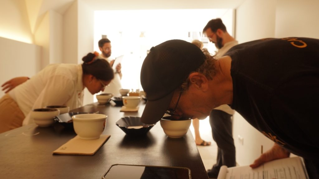 Catador evaluando un café durante una sesión de cata