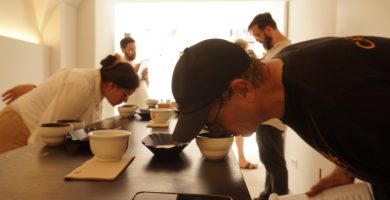 Catador evaluando un café durante una sesión de cata