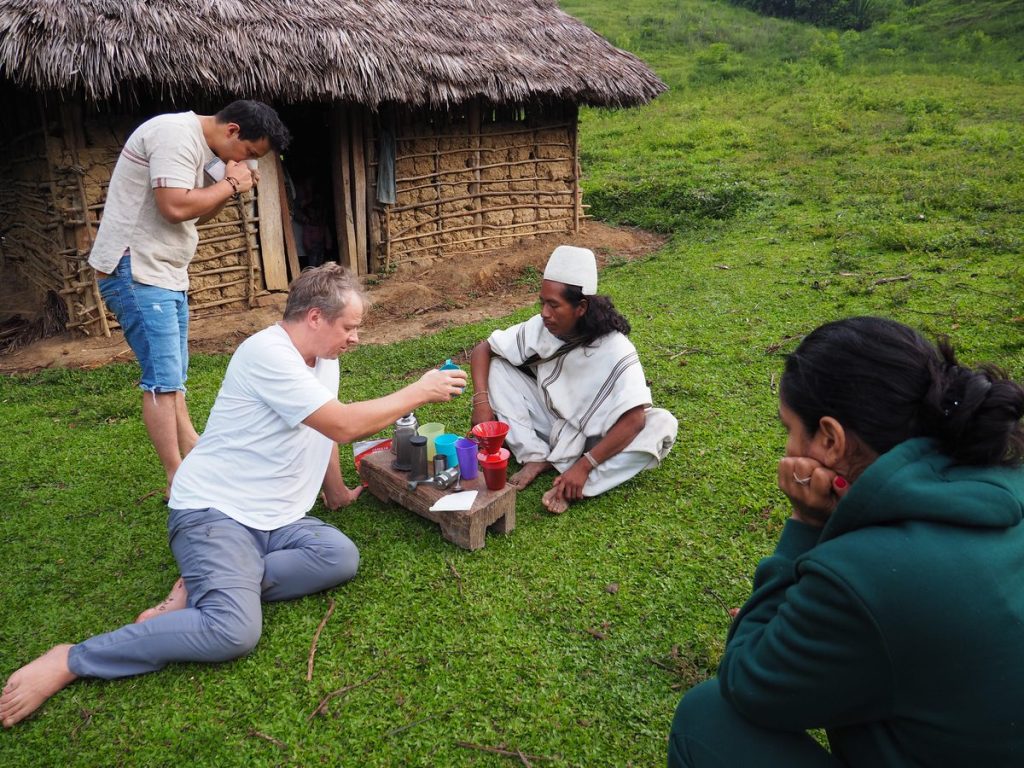 Kim Ossenblok preparando café con un líder arhuaco en Nabusimake durante el origen de la cata de café sensible