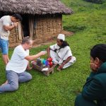 Kim Ossenblok preparando café con un líder arhuaco en Nabusimake durante el origen de la cata de café sensible