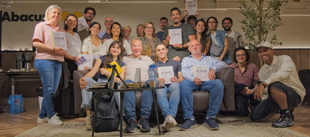 Kim Ossenblok con el público de la presentación de la nueva edición del libro Al Grano en Abacus Urquinaona, Barcelona